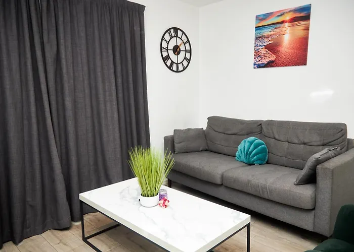 Luxury Ensuite Apartment With Shared Living Room And Kitchen